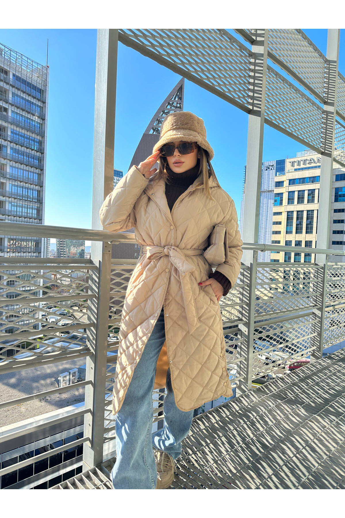 Kadın Taş Rengi Kapüşonlu Kapitone Şişme Kaban