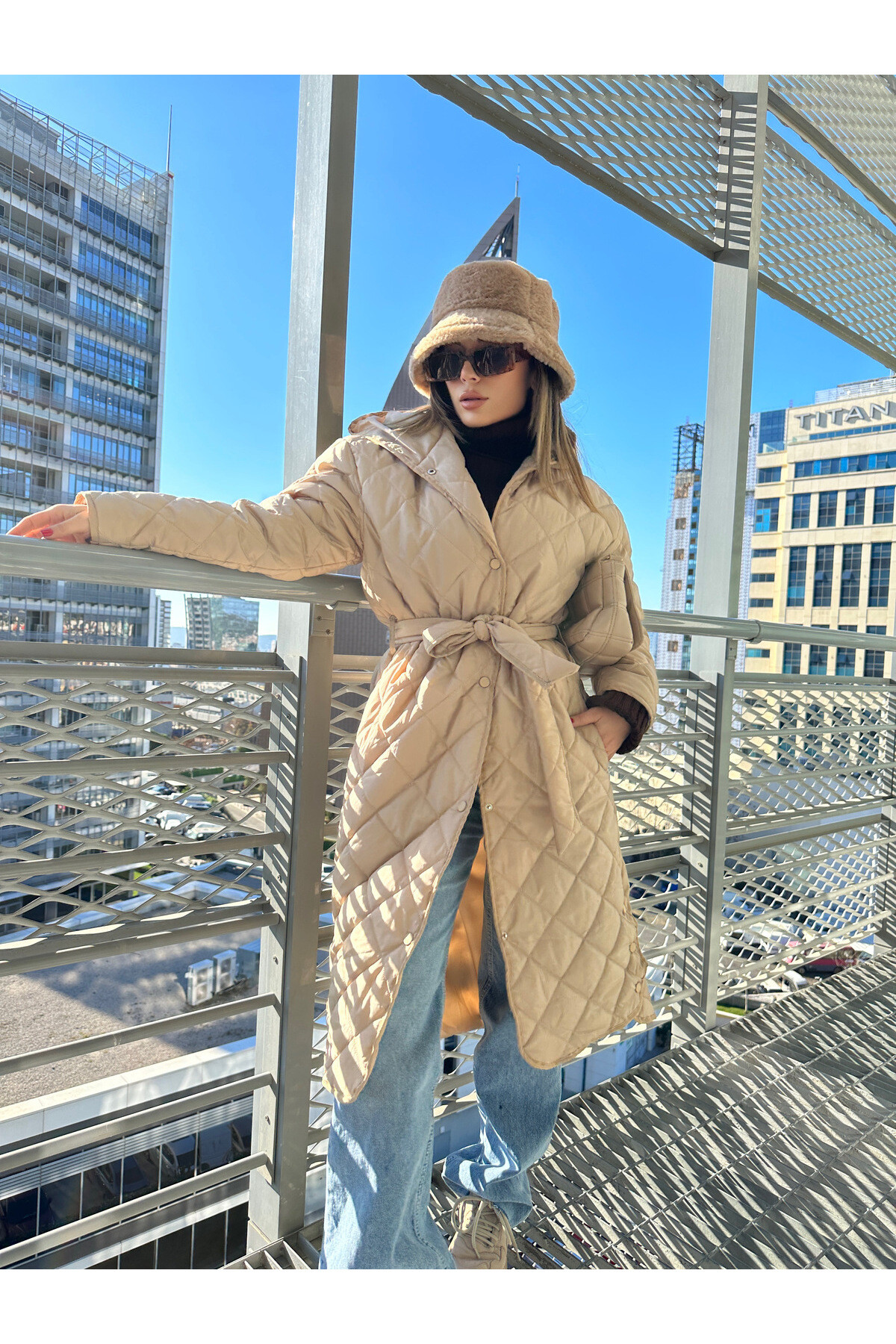 Kadın Taş Rengi Kapüşonlu Kapitone Şişme Kaban