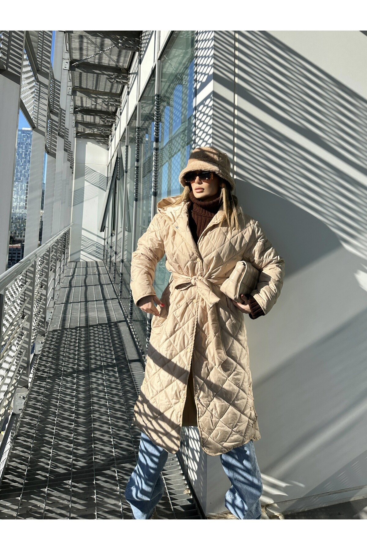 Kadın Taş Rengi Kapüşonlu Kapitone Şişme Kaban