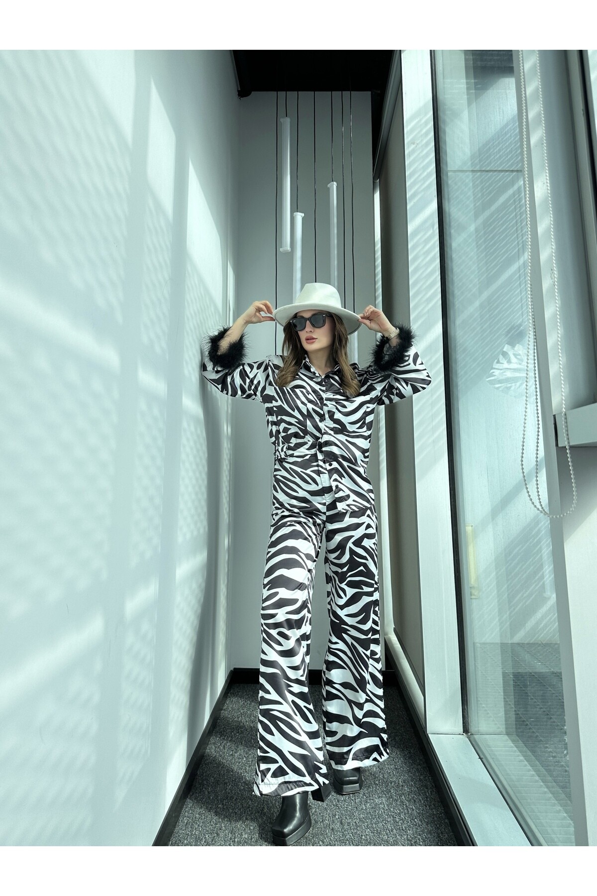 Kadın Zebra Desen Tüy Detaylı Saten Takım Siyah Beyaz