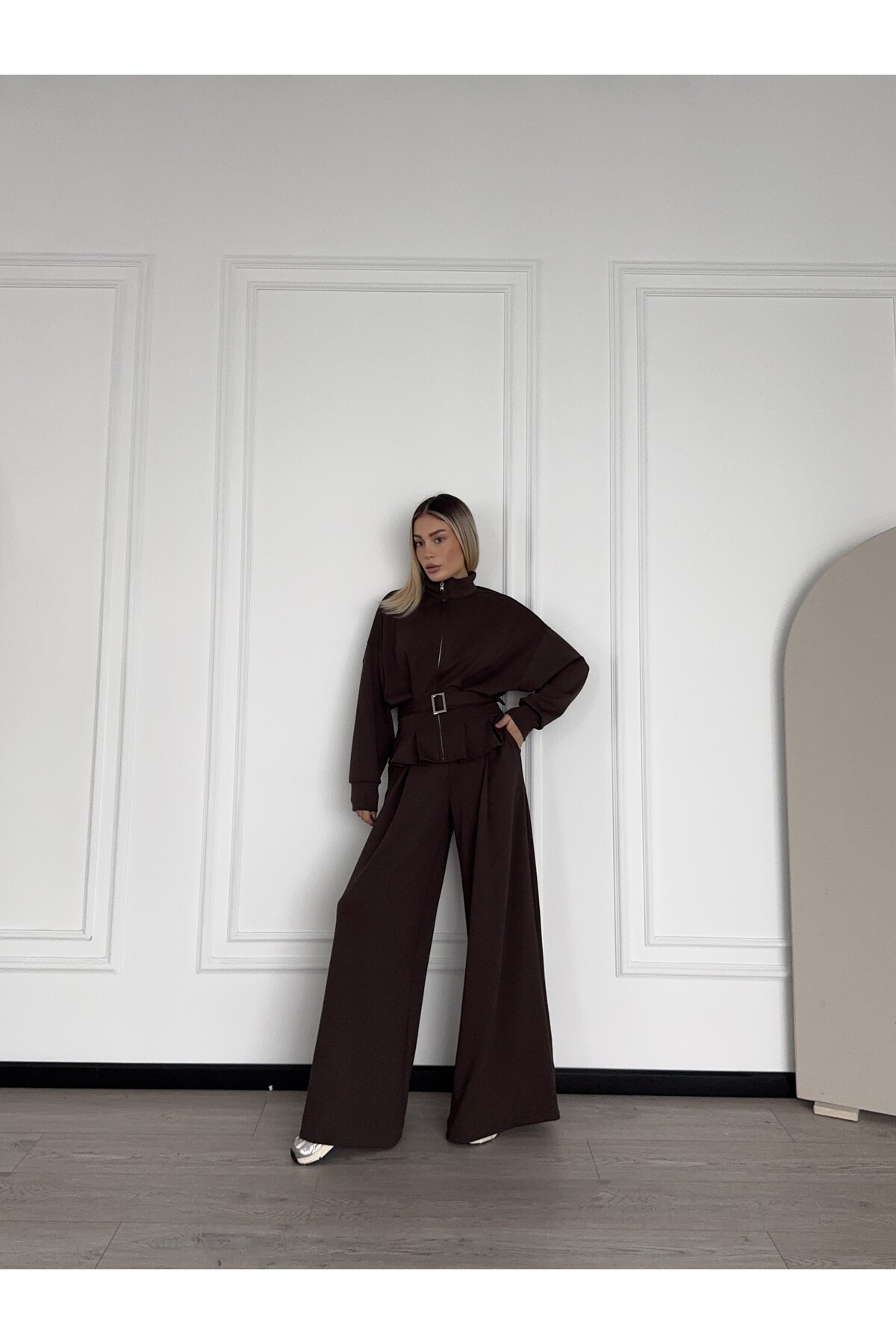 Oyhso Kumaş Marka Model Geniş Paça Kemer Detaylı Kahverengi Takım