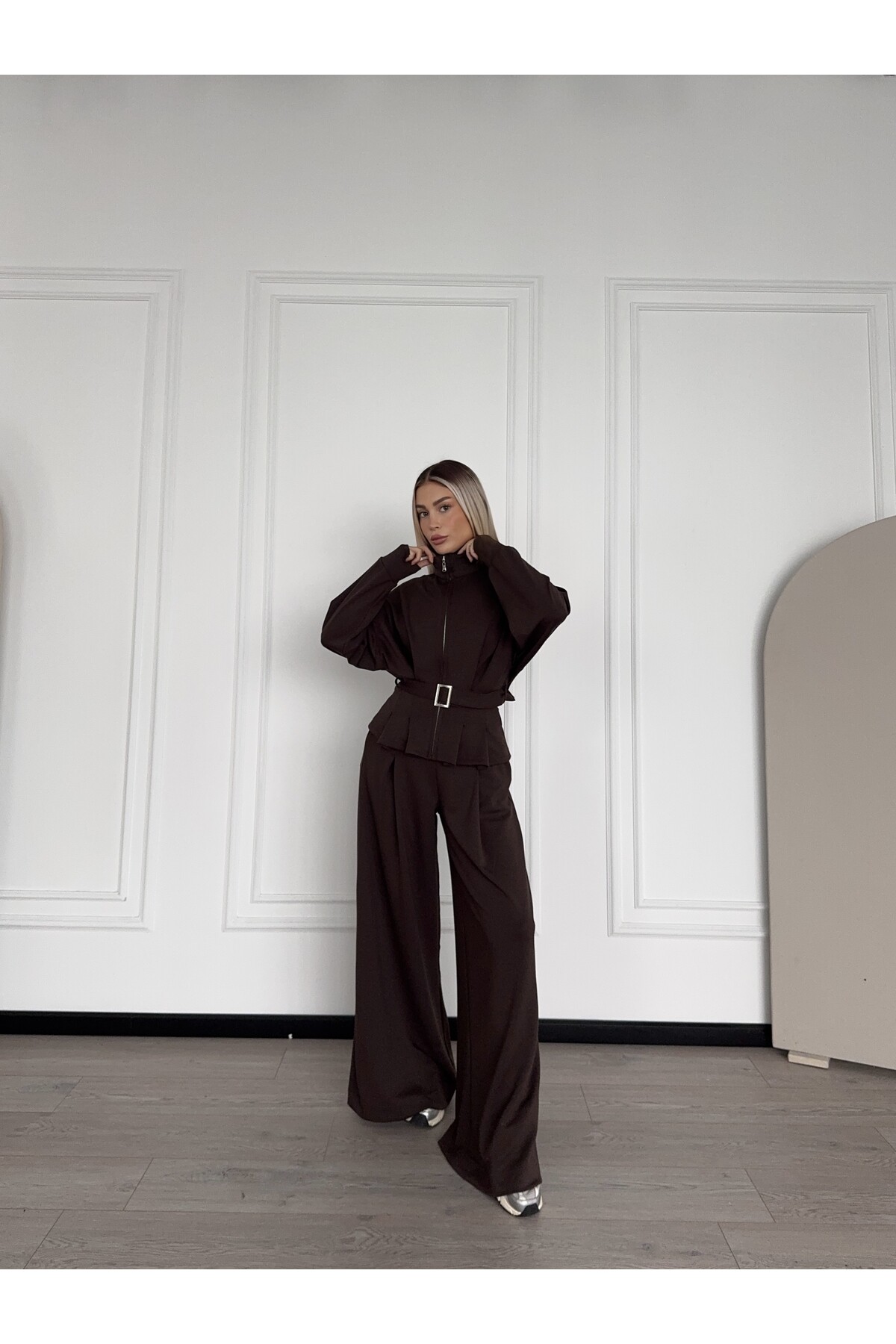 Oyhso Kumaş Marka Model Geniş Paça Kemer Detaylı Kahverengi Takım